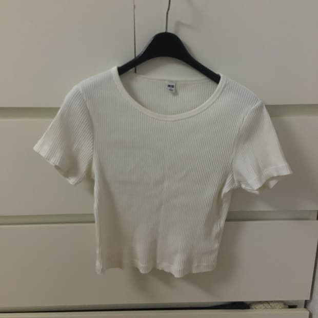 유니클로 크롭 반팔티