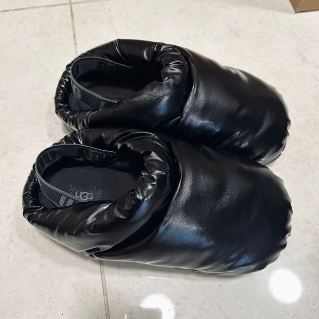 UGG 어그 샤이니 로고 스트랩 슬라이드 패딩 샌들