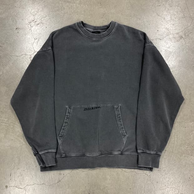 디키즈 차콜 피그먼트 컬러 포켓 로고 맨투맨