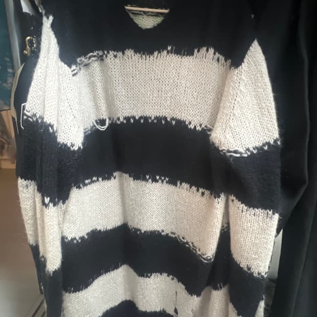 아크네 스트라이프 니트