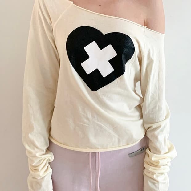 샵페어리 크로스 하트 컷 오프 티셔츠 크림 오프숄더