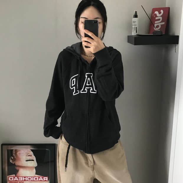 갭 중앙 빅 로고 차콜 후드집업