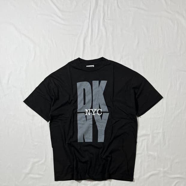 90’s 디케이앤와이 dkny nyc 스펠아웃 프린트 반팔티