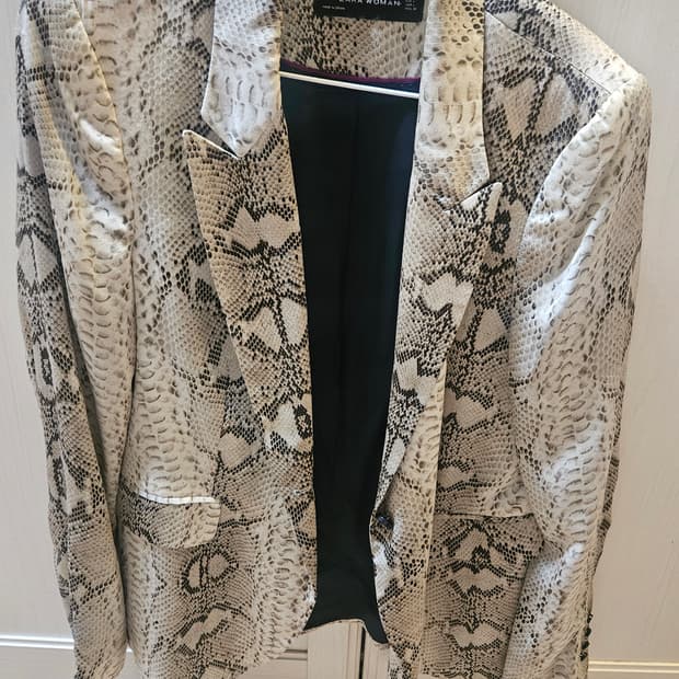 자라 뱀피 새틴 자켓