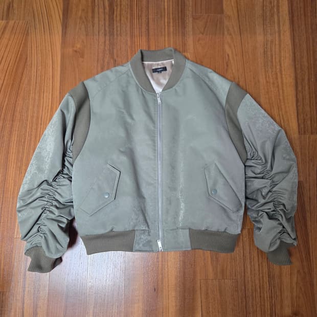 MEANTIME 카키색 셔링 봄버 자켓