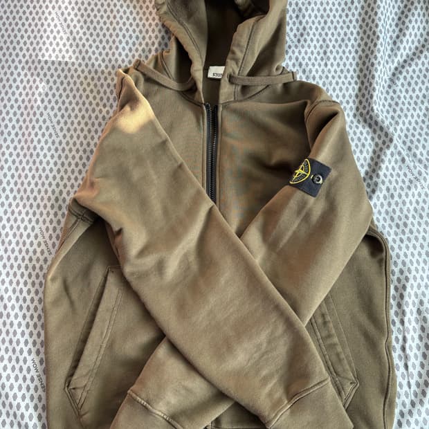 스톤아일랜드 후드집업 25ss 급처해요