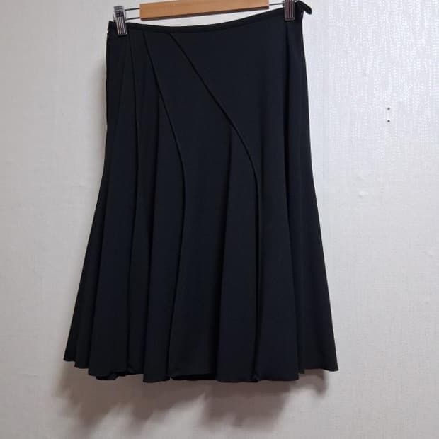 EMMA AMES 블랙 미디 머메이드스커트 26
원산지 일본