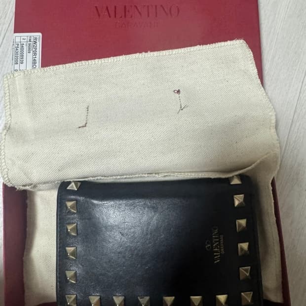 발렌티노 락스터드 반지갑