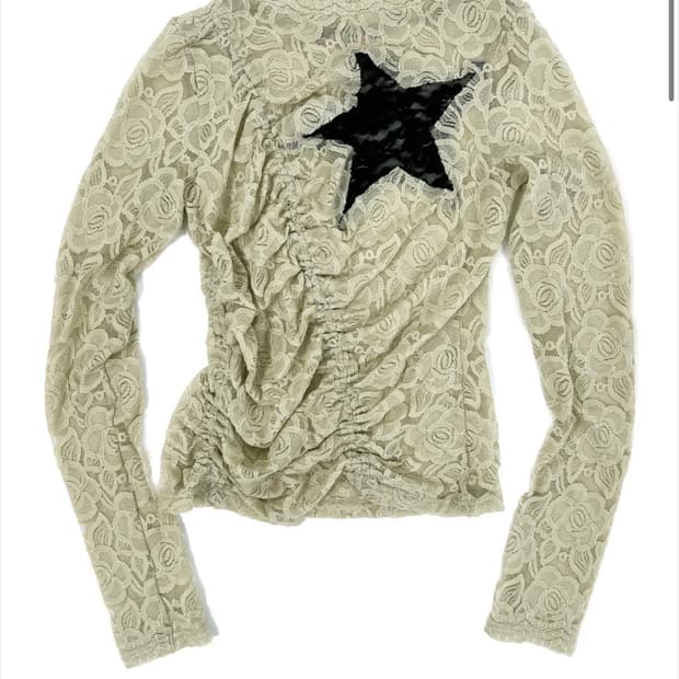 알크미 lace star shirring top 올리브색 구해요