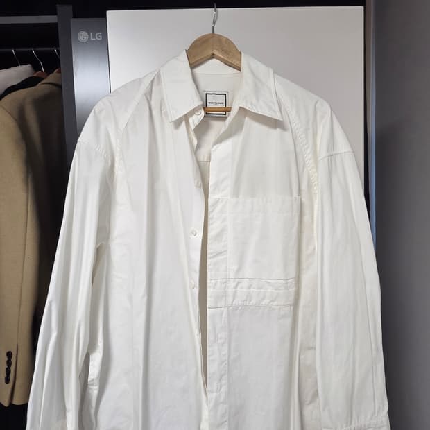 21FW 우영미 화이트 셔츠 46(95) 사이즈 판매합니다.