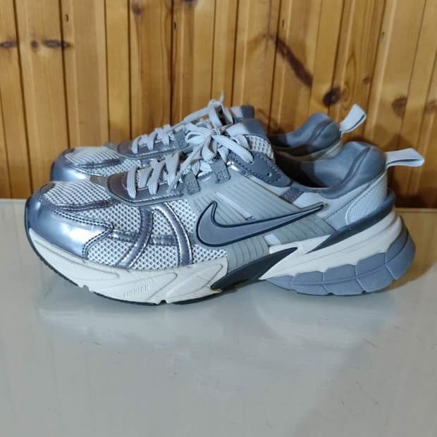 275mm 나이키 V2K 런 퓨어 플래티넘 울프 운동화