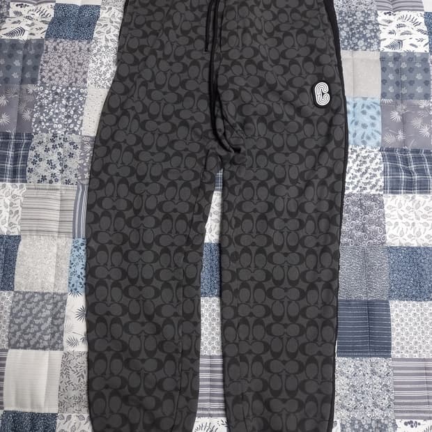 코치 남성 올오버로고 조거팬츠  34