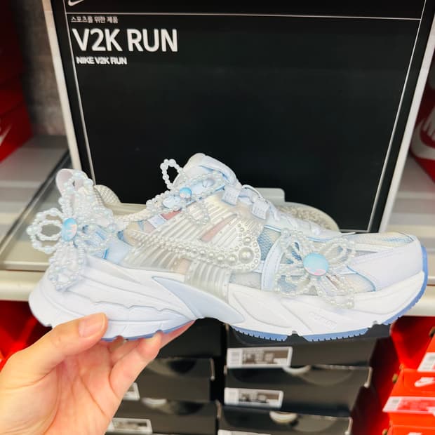 나이키 V2K 런 수잔팡 콜라보 여성 스니커즈 IB7426-400