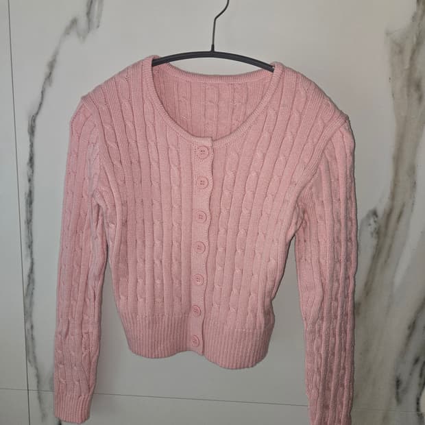 진한 딸기우유 색감 핸드메이드 니트입니다:)