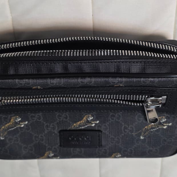 구찌 GG 슈프림 타이거 벨트백