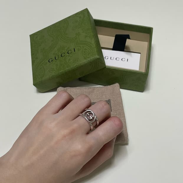 구찌 인터로킹 G 와이드 오픈 밴드 실버 링 반지