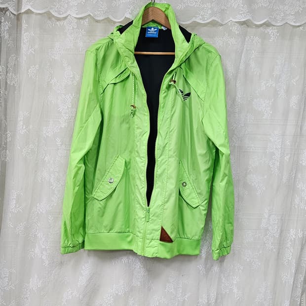 아디다스   그린 바람막이 