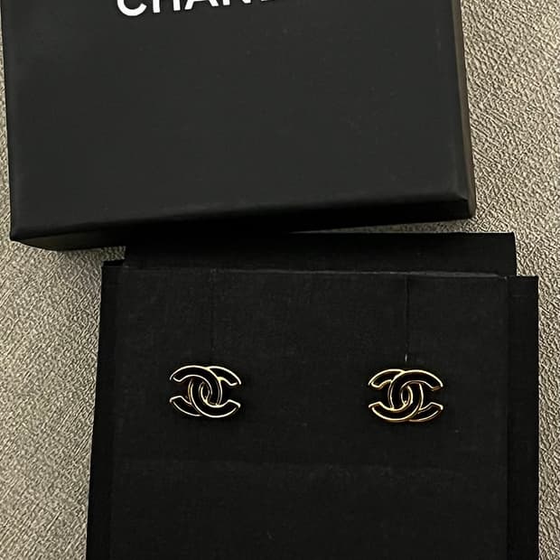 샤넬 정품 빈티지 업사이클링 블랙 메탈 귀걸이