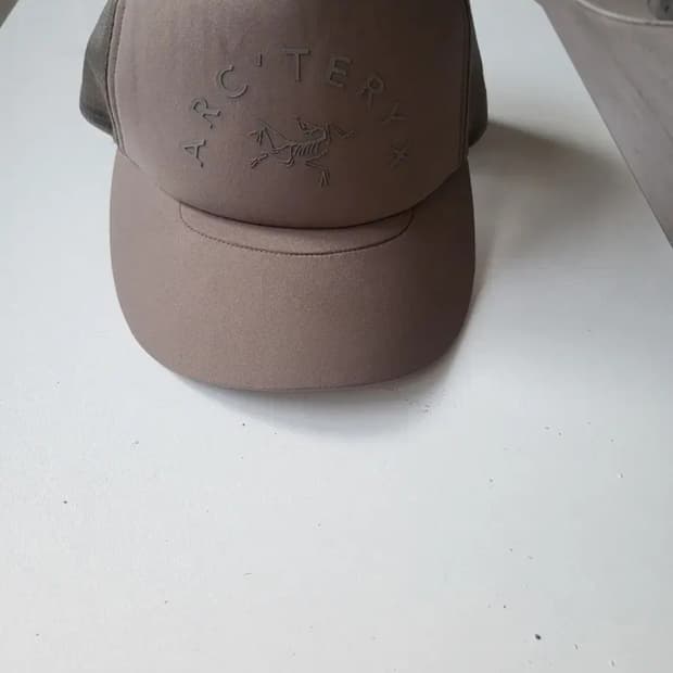 아크테릭스 버드 트러커 커브드 햇