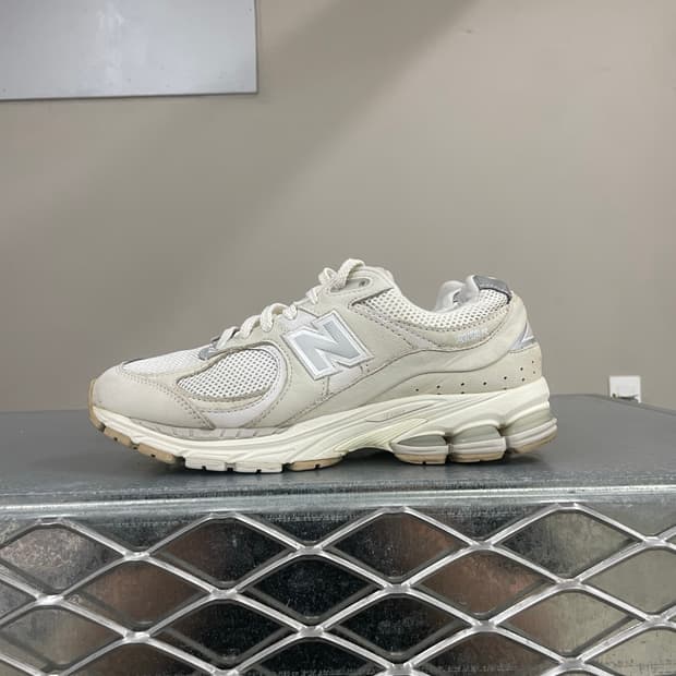 뉴발란스 2002R 아이보리 240