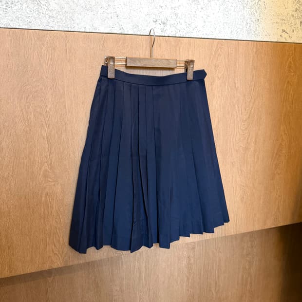 빈티지 플리츠 미디 스커트 허리 사이드 버클 디테일 A라인 네이비