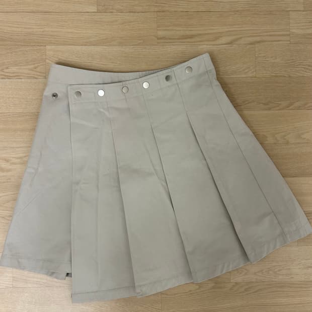 포르테나 SNAP WRAP SOLID PLEATS SKIRT-BEIGE
