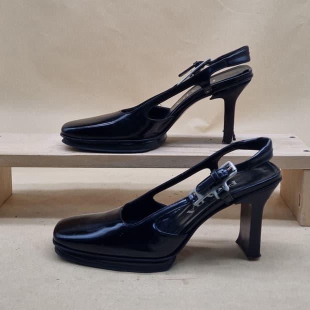 프라다 에나멜 샌들 36 230 굽9