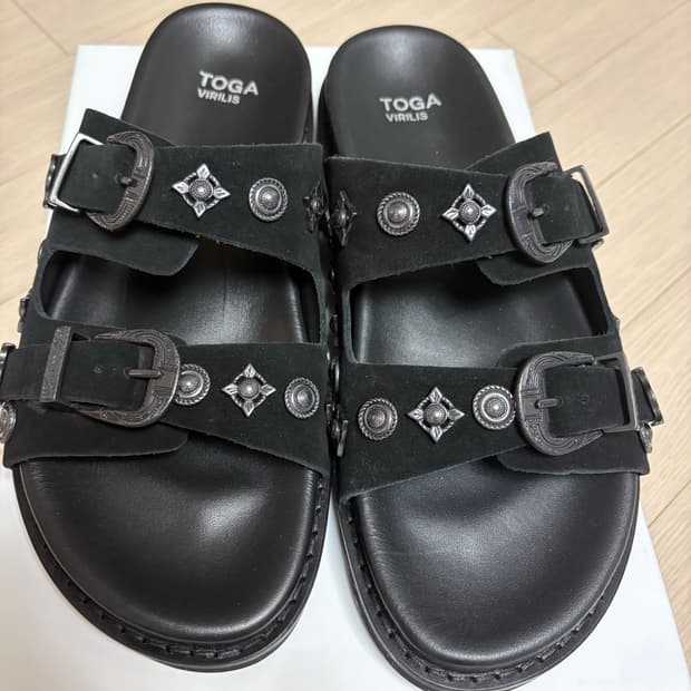 토가 빌릴리스 메탈 장식 블랙 뮬 42사이즈 새제품