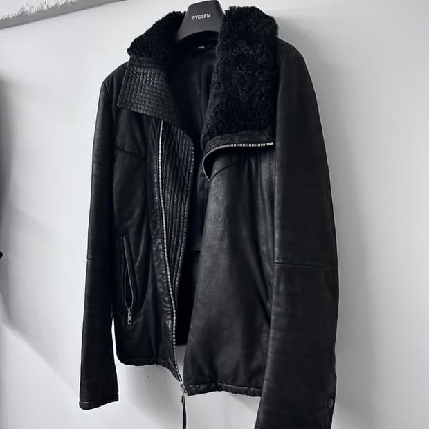 시스템 옴므 비대칭 하이넥 시어링 자켓