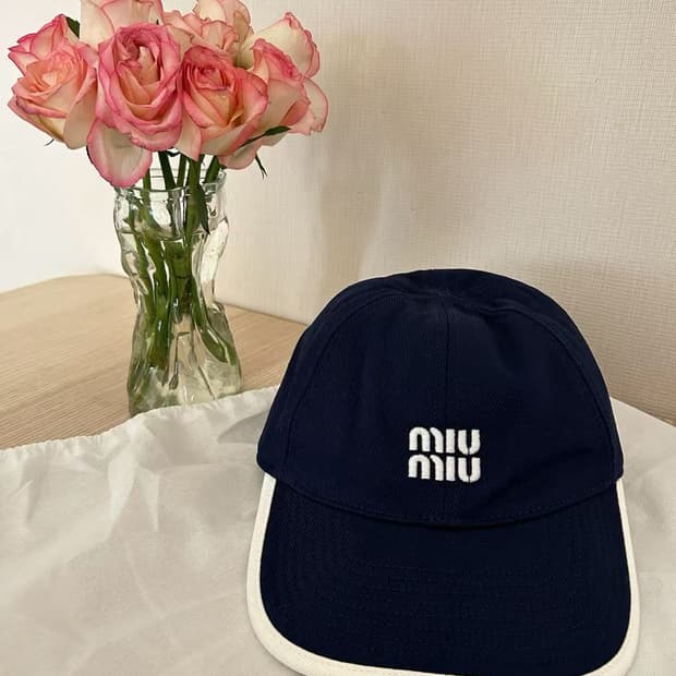 MIUMIU 자수 로고 야구모자 / 남녀 공용 / 네이비