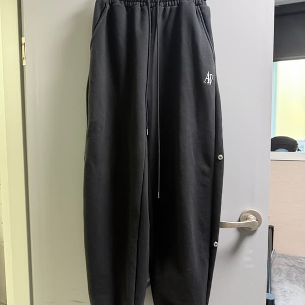 어텐션로우 사이드 스냅 와이드핏 트레이닝 팬츠