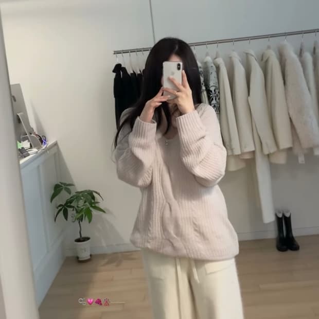 (새상품)누아누아 여리 알파카 꽈 브이 니트