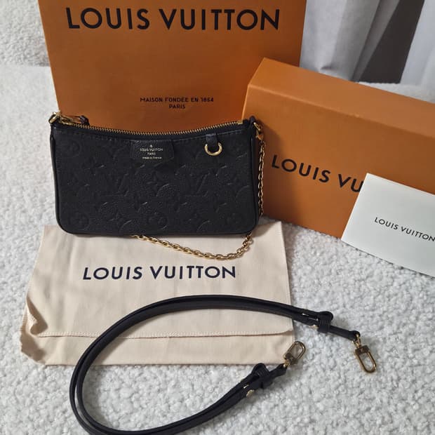 루이비통 이지 파우치 온 스트랩 블랙