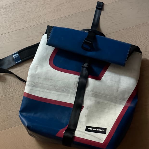 프라이탁 클랩튼 백팩 (흰빨파)