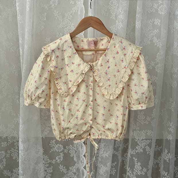 F) 로브네브 플라워 패턴 세일러 카라 블라우스