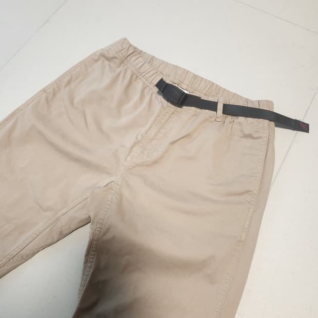 그라미치 베이지색 벨트 면바지