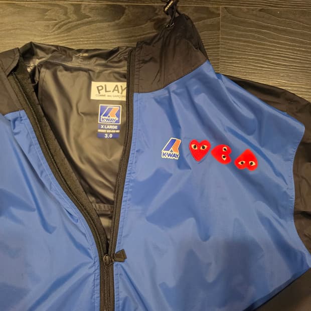 플레이 꼼데가르송 x 까웨 풀 집 자켓 블루 블랙