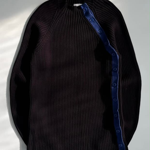 [L] 아르마니 익스체인지 사선 버튼 니트