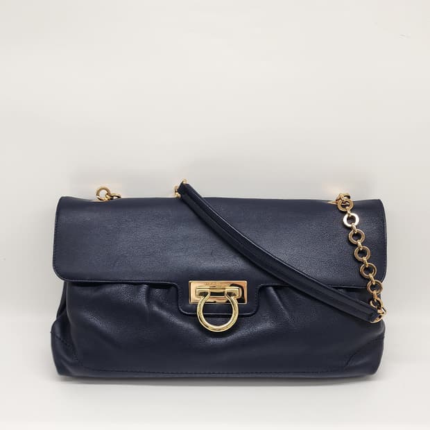 페라가모 간치니 체인 플랩백 금장 네이비