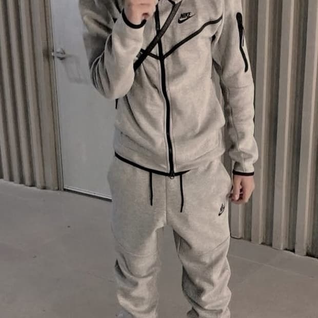 나이키 테크플리스 회색