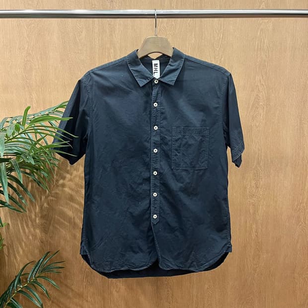 마가렛 호웰 반팔 코튼 셔츠 체스트 싱글 포켓 버튼 클로징 디테일 네이비