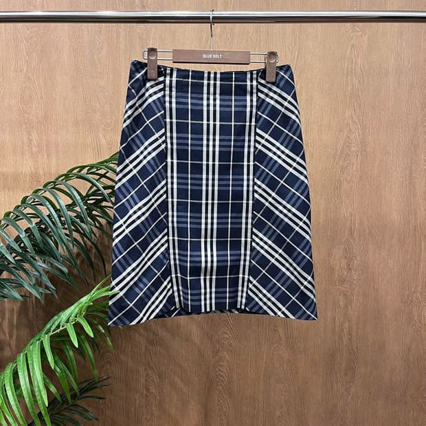 버버리 런던 미디 스커트 배색 체크 패턴 디테일 슬림 H라인 네이비