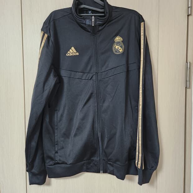 아디다스  레알 마드리드 져지 트렉탑 사이즈M