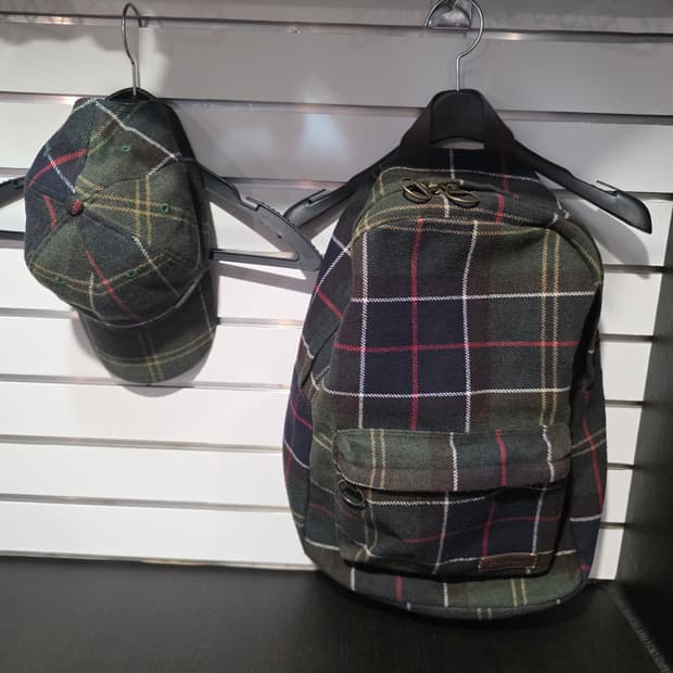 바버(Barbour) 클래식 타탄 울 백팩 & 볼캡 세트