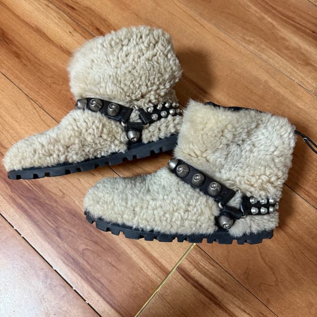 Miumiu 미우미우 스터드 앵클부츠 Eu39사이즈