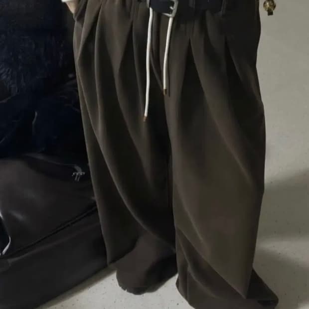 앳더앤드 콤마 와이드 밴딩 슬랙스 아웃핏 딥브라운