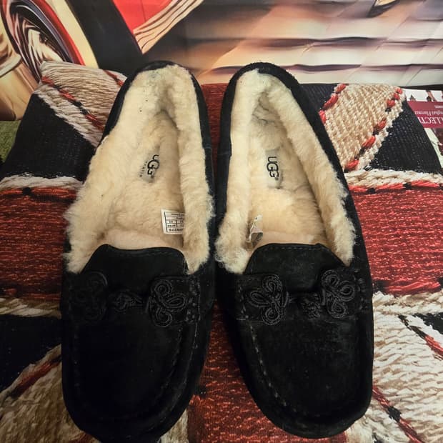  UGG 수키(Suki) 모카신  