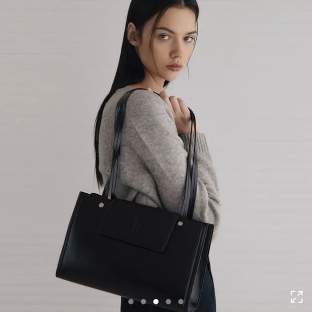 레더리 볼티드 스퀘어 숄더백