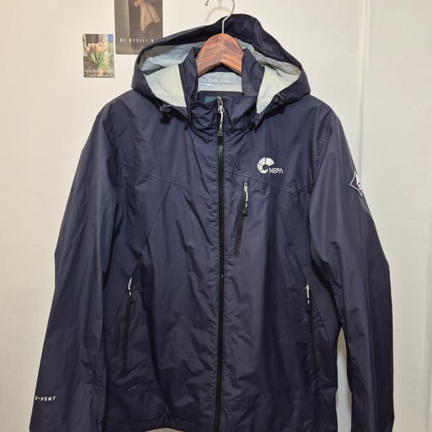 네파 네이비 색상의 후드 바람막이 105
사이즈 