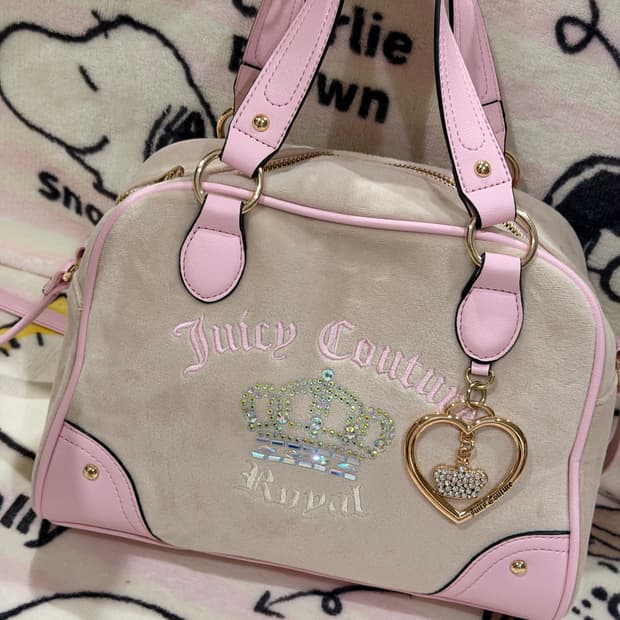 [신상✨블프세일] 쥬시꾸뀌르 라떼벨벳 왕관 핸드백